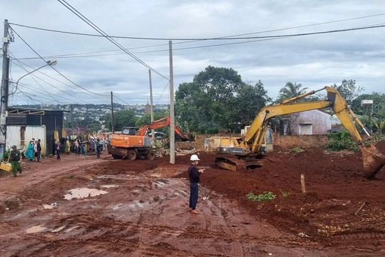 Gia Lai: 2 hộ dân phường Hội Phú bàn giao mặt bằng, tháo gỡ vướng mắc dự án đường Nguyễn Văn Linh