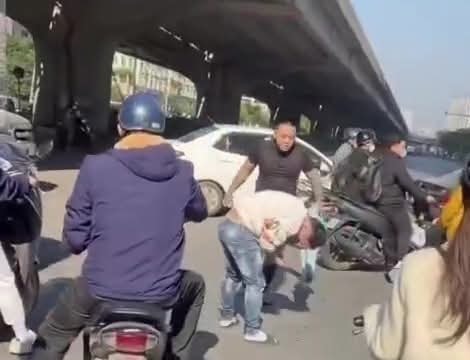 Hà Nội: Tạm giữ hình sự đối tượng đánh người sau va chạm giao thông