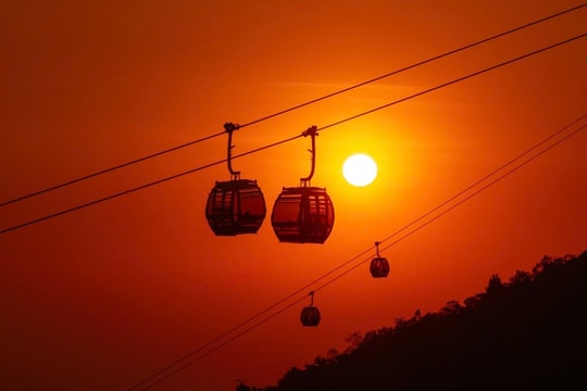 Giới trẻ đổ về núi Bà Đen, Tây Ninh “săn” hoàng hôn