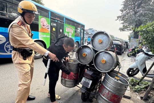 Vi phạm che, dán biển số: Đừng đổ lỗi cho trẻ con!