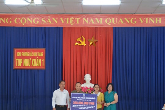 CLB Lữ hành UNESCO Hà Nội trao 200 triệu đồng hỗ trợ nhân dân vùng lũ Khánh Hòa