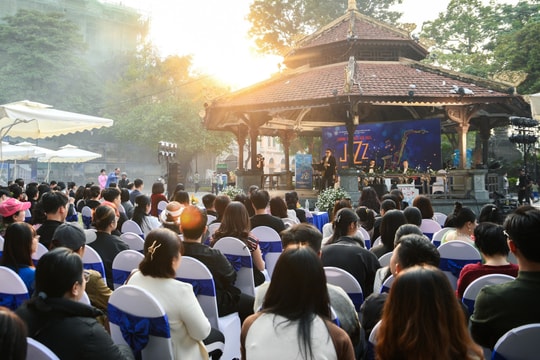 Điểm hẹn âm nhạc hấp dẫn bên hồ Hoàn Kiếm