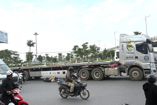 Tai nạn giao thông mới nhất 5/12/2025: va chạm với xe đầu kéo, người phụ nữ đi xe đạp điện tử vong