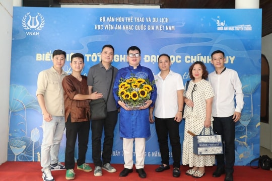 Những người trẻ viết “cổ tích” giữa đời thường Bài 2: Chàng trai khiếm thị dùng âm nhạc vẽ ánh sáng cuộc đời