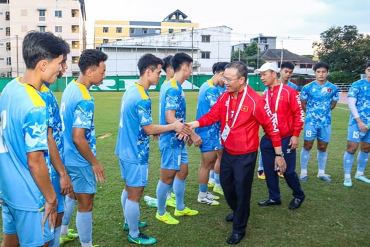 Trưởng đoàn Nguyễn Hồng Minh thăm, động viên đội tuyển U22 Việt Nam