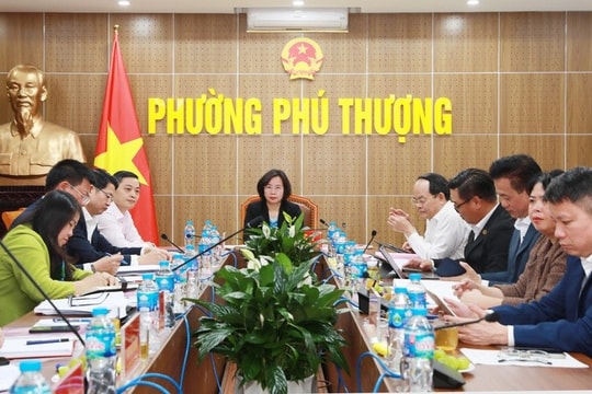 Trưởng đoàn giám sát số 09 của Thành ủy Hà Nội Bùi Huyền Mai làm việc với Ban Thường vụ Đảng ủy phường Phú Thượng