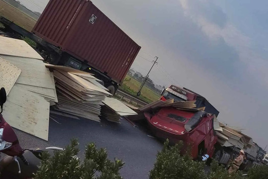 Hải Phòng: xe đầu kéo gặp sự cố, gỗ đổ xuống đường gây ách tắc Quốc lộ 5