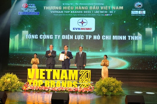 EVNHCMC được vinh danh Top 10 “Thương hiệu hàng đầu Việt Nam 2025”