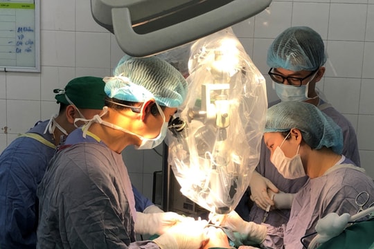 Kỳ tích: Lần đầu tiên tại Việt Nam, vi phẫu thuật thành công cứu sống ngón tay thủy thủ bị đứt rời sau 25 giờ