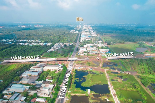 Bất động sản Đông - Tây thành phố Hồ Chí Minh, kẻ tám lạng người nửa cân