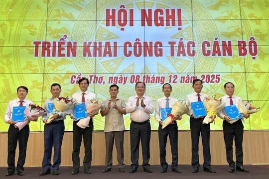 Cần Thơ công bố nhiều quyết định điều động và bổ nhiệm nhân sự