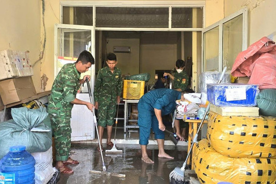 Khẩn trương khắc phục triều cường: Biên phòng Rạch Gốc hỗ trợ người dân ổn định cuộc sống