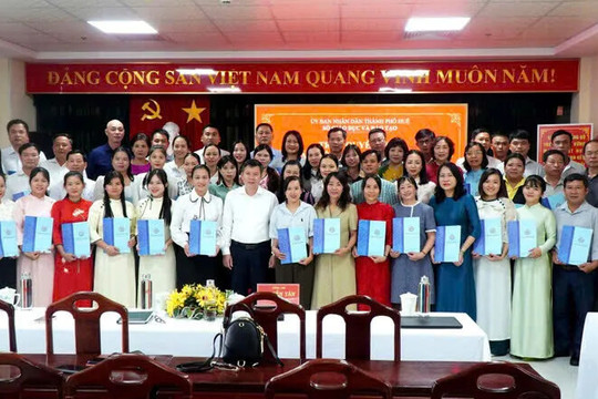 Hạnh phúc giản dị của người thầy sau hàng chục năm dạy học xa nhà