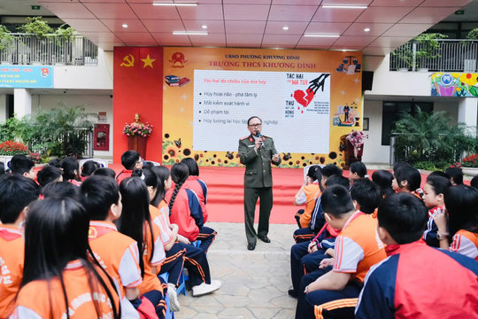 Học sinh Khương Đình hào hứng tìm hiểu kiến thức pháp luật