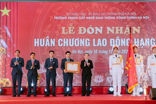 Trường Trung cấp nghề Giao thông công chính Hà Nội đón Huân chương Lao động hạng Ba