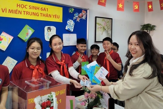 Học trò Giáp Bát góp nhịp yêu thương về miền Trung lũ lụt