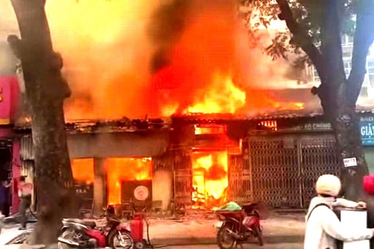 Nhanh chóng dập tắt đám cháy nhà dân ở phố Lò Đúc