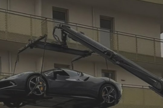 Chủ xe bị cảnh sát ghé thăm khi đưa Ferrari 296 lên ban công