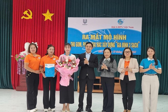 Ra mắt mô hình “Thu gom, phân loại rác xây dựng gia đình 3 sạch” tại xã Bất Bạt ​