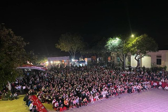 Người dân Phúc Lộc háo hức đi xem phim “Mưa đỏ” tại trụ sở UBND xã