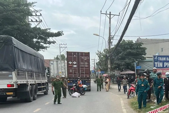 TP Hồ Chí Minh: va chạm với xe container, người phụ nữ tử vong thương tâm