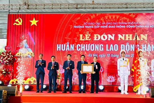 Trường Trung cấp nghề Giao thông công chính Hà Nội đón nhận Huân chương Lao động hạng Ba