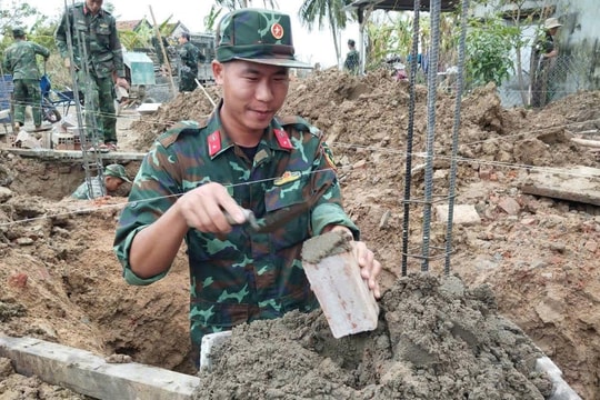 Bộ đội Quân khu 5 dốc sức xây nhà mới cho người dân vùng lũ