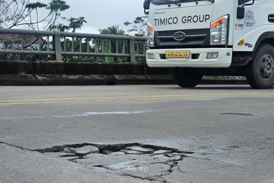 Đà Nẵng: Bề mặt cầu Quảng Hậu xuất hiện hàng loạt vết nứt