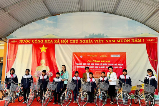 Báo Phụ nữ Thủ đô trao tặng học bổng, xe đạp cho học sinh có hoàn cảnh khó khăn vùng núi Nhất Hòa (Lạng Sơn)