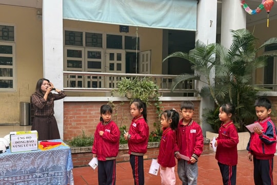 Trường Tiểu học Trần Phú (Phường Hà Đông – Hà Nội): Tiết chào cờ vì miền Trung thân yêu