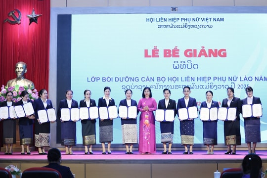 Bế giảng lớp bồi dưỡng cán bộ Hội Liên hiệp phụ nữ Lào năm 2025