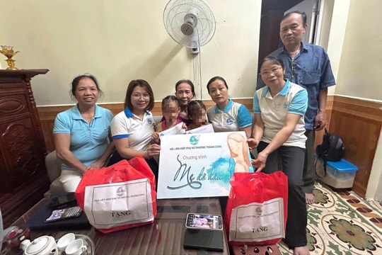 Ấm tình “Mẹ đỡ đầu” tại phường Giảng Võ