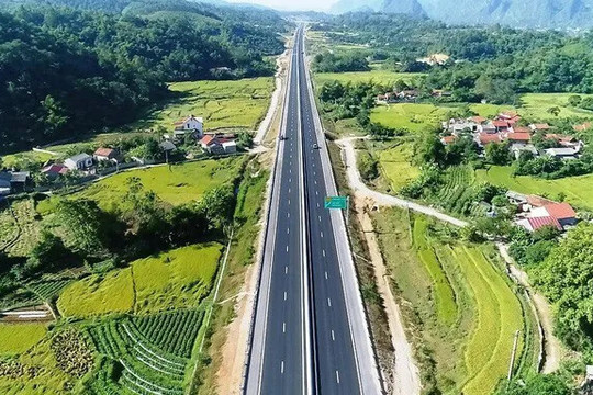 Quyết liệt tháo gỡ khó khăn, vướng mắc, bảo đảm tiến độ 4 dự án đường bộ cao tốc