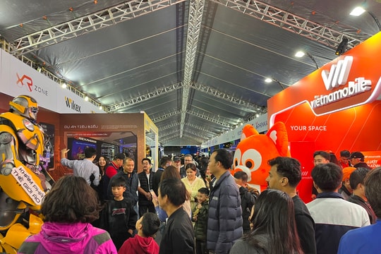 Thủ tướng Phạm Minh Chính và Bí thư Thành ủy Hà Nội Nguyễn Duy Ngọc dự khai mạc Techfest Việt Nam 2025 tại Hồ Gươm