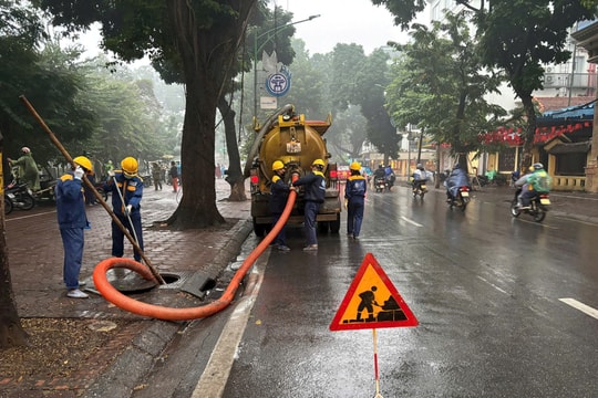 Công nhân thoát nước “ra quân” dọn sạch phố phường
