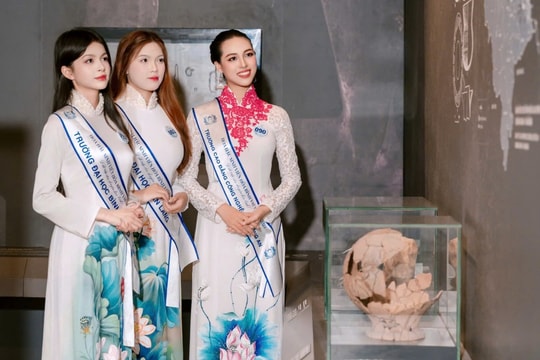 Hoa hậu sinh viên Hoà bình Việt Nam Thí sinh diện áo dài nền nã tham quan Bảo tàng Đà Nẵng