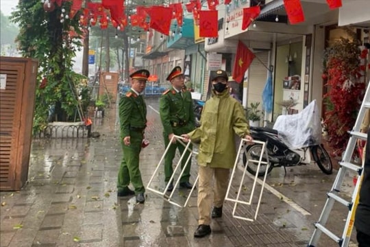 Phường Ô Chợ Dừa xử lý hàng chục vi phạm trật tự đô thị trong ngày ra quân
