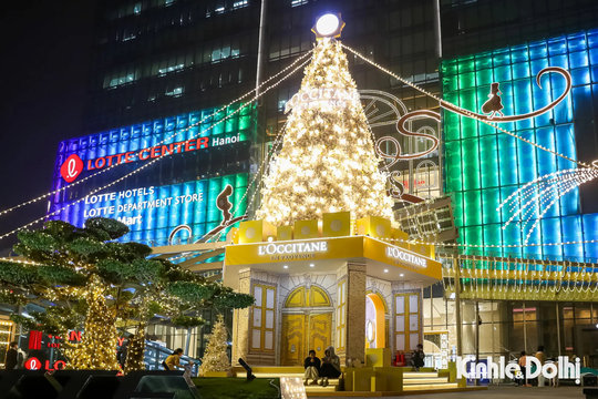 Cây thông khổng lồ và đại cảnh Noel rực rỡ phủ kín các trung tâm thương mại tại Thủ đô