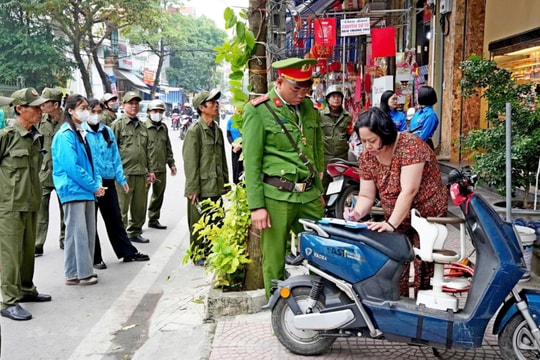 Xã Đoài Phương, phường Sơn Tây ra quân giải quyết điểm nghẽn về trật tự đô thị