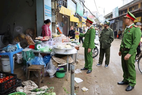 Phường Tùng Thiện, xã Thuận An ra quân giải quyết điểm nghẽn về trật tự đô thị