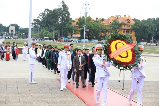 Học sinh, sinh viên dân tộc thiểu số Thủ đô báo công dâng Bác