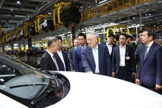 Phó Thủ tướng Thường trực Nguyễn Hòa Bình: VinFast sẽ tiếp tục có những bước phát triển mới, thành công mới to lớn hơn