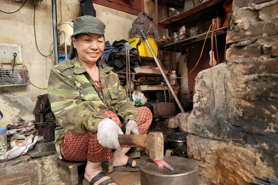 “Lửa nghề” của nữ nghệ nhân duy nhất làng rèn Đa Sỹ