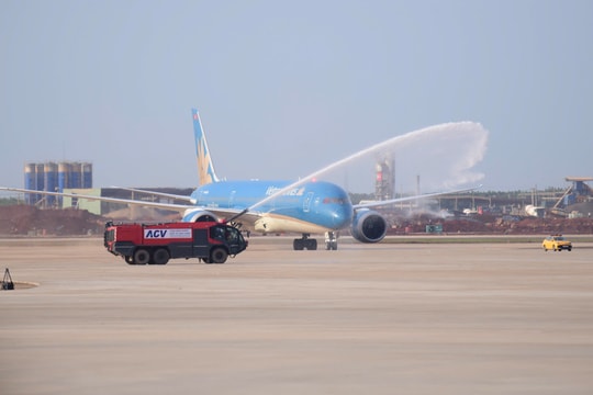 Lần đầu tiên máy bay Boeing 787 hạ cánh xuống sân bay Long Thành