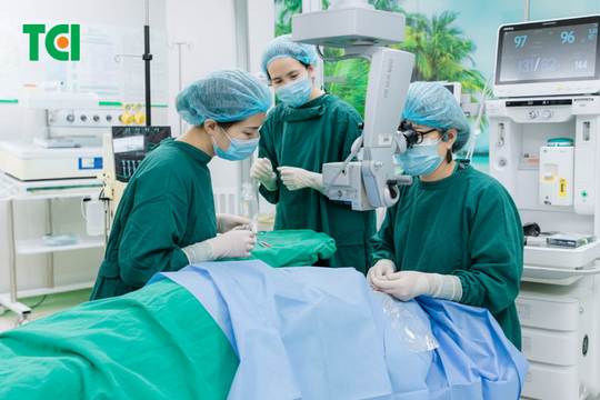 “Trẻ hóa” đục thủy tinh thể: Khi bệnh lý mắt không còn của riêng tuổi già