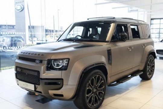 Land Rover Defender OCTA lộ diện tại Viêt Nam, đối đầu Mercedes-AMG G 63