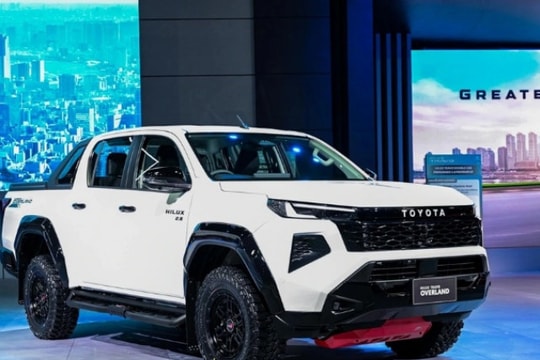 Tơyota "nhá hàng" Hilux thế hệ mới tại Việt Nam