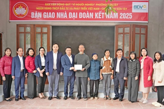 Sơn Tây bàn giao nhà Đại đoàn kết cho gia đình ông Phùng Văn Song