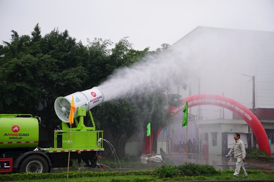 Hà Nội tiếp nhận 2 robot vệ sinh công nghệ cao và tăng cường 100 phương tiện chuyên dụng phục vụ môi trường