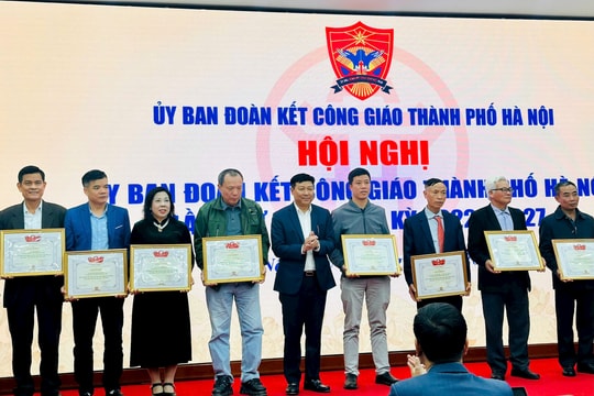 Khen thưởng 113 tập thể, cá nhân xuất sắc trong phong trào "Xứ, Họ đạo tiên tiến"